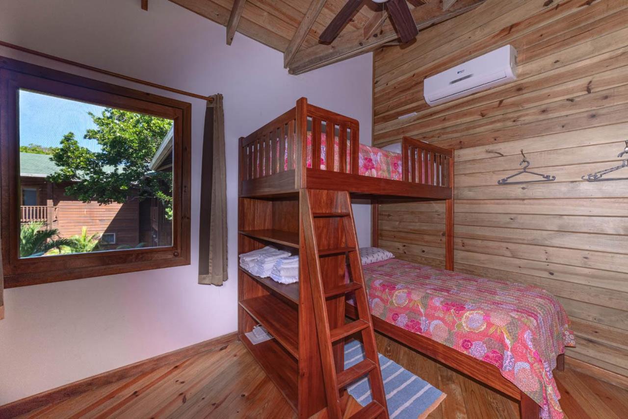 Cocolobo Resort West End Exterior photo